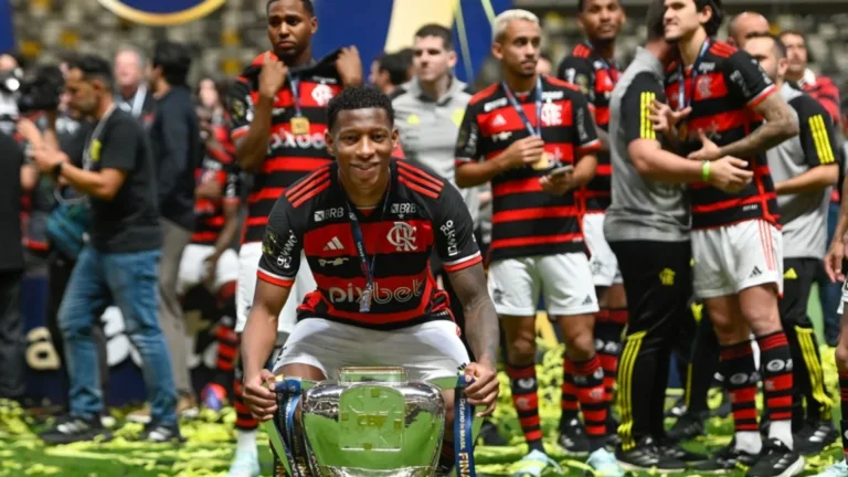 Denílson aponta clube que pode alcançar Flamengo e Palmeiras no Brasil