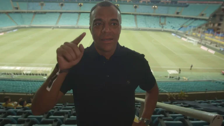 Denílson sinaliza técnico subestimado no Brasil: “Conhece de bola”