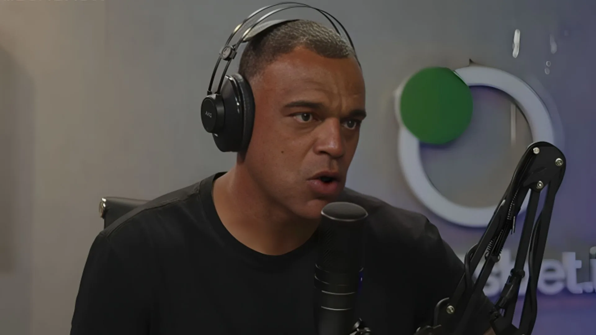 Denílson sinaliza possível demissão de técnico no futebol brasileiro