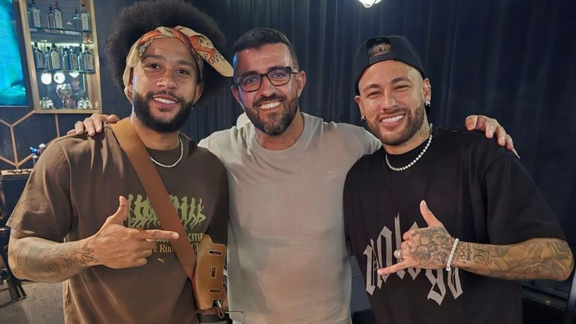 Neymar encontra Memphis Depay e reage a pedido para jogar no Corinthians
