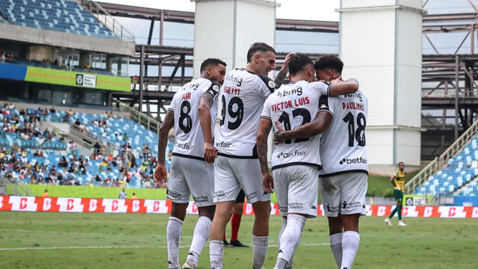 Vasco: com saídas confirmadas, veja quanto o clube vai economizar em 2025