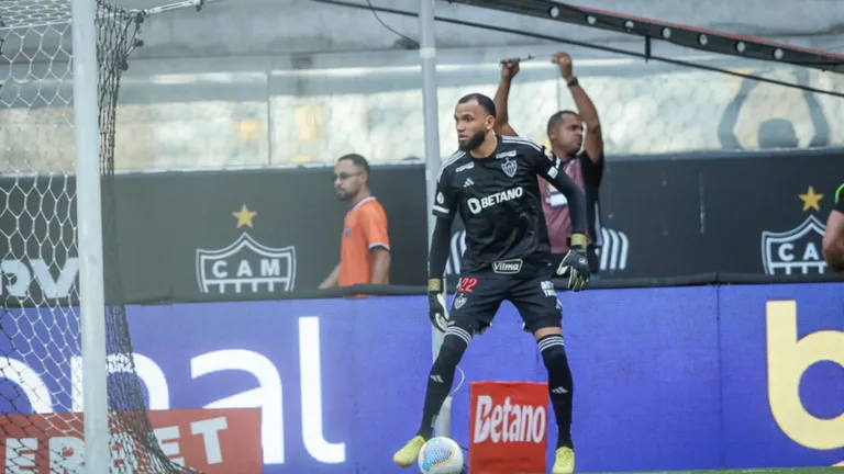 Atlético-MG não decide e Bahia segue na cola para fechar com goleiro Everson