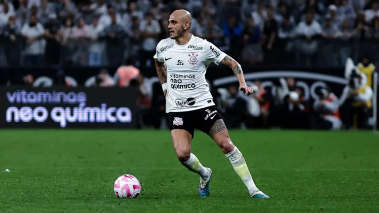 Fabio Santos, ex-Corinthians, faz a sua seleção dos melhores jogadores que atuou