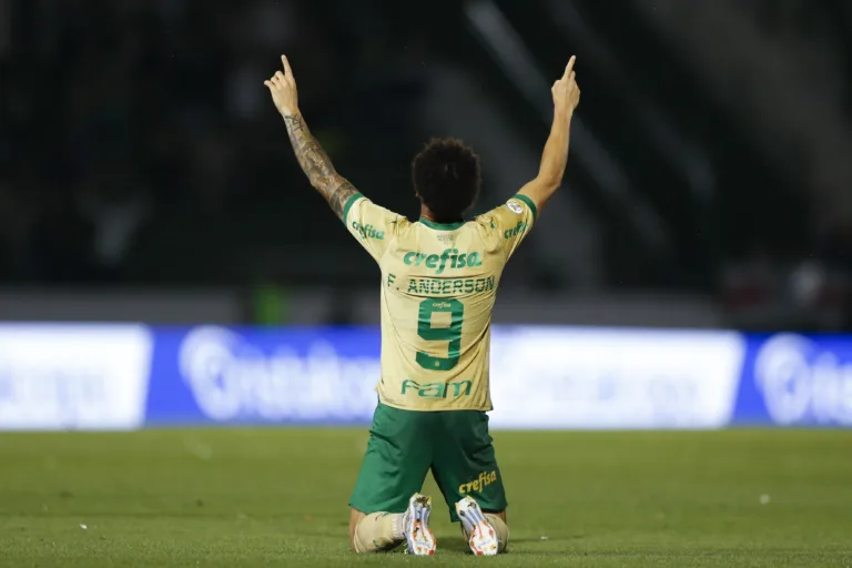 Felipe Anderson, maior contratação do Palmeiras neste ano, vai ter forte concorrência em 2025