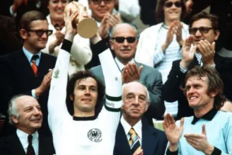 Franz Beckenbauer ergue a taça da Copa de 1974
