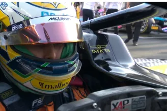 Na imagem, Gabriel Bortoleto se concentra antes de GP da F2
