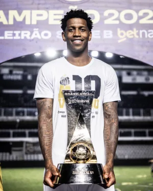 Gil pode ‘mudar de ideia’ e adiar aposentadoria para ficar no Santos