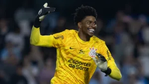 Hugo Souza aponta rival difícil de enfrentar no futebol brasileiro: “Tem que bater palma”