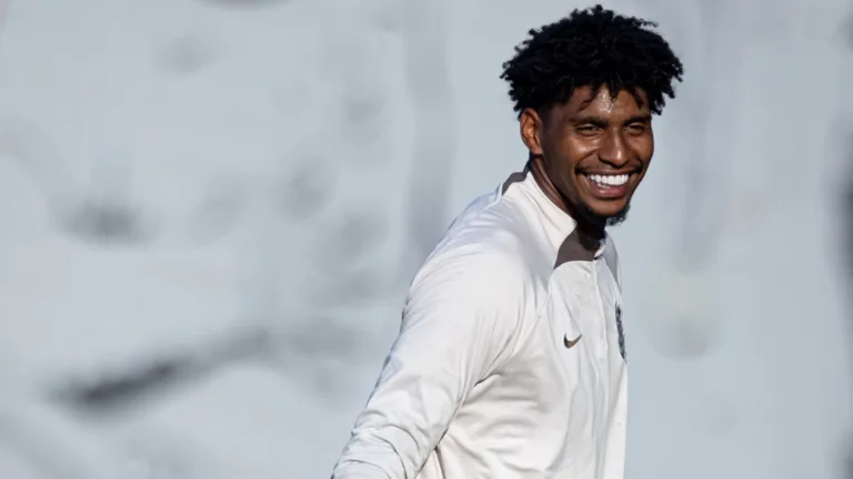 Hugo Souza “ignora” Corinthians e revela time do coração