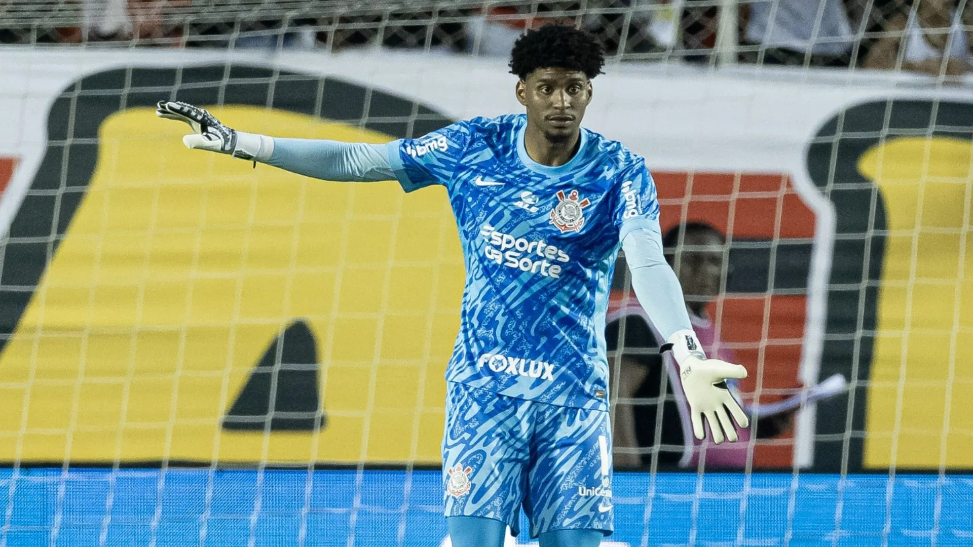 Hugo Souza, do Corinthians, crava torcida mais difícil de se jogar contra no Brasil