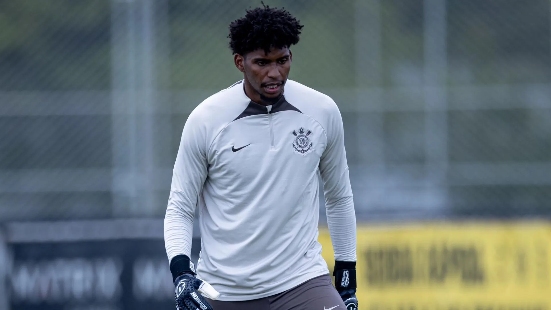 Hugo Souza, do Corinthians, elege o melhor pegador de pênaltis do mundo