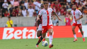 Cicinho exalta Alan Patrick após vitória do Internacional contra o Santos: “Fez o que Neymar não conseguiu fazer”