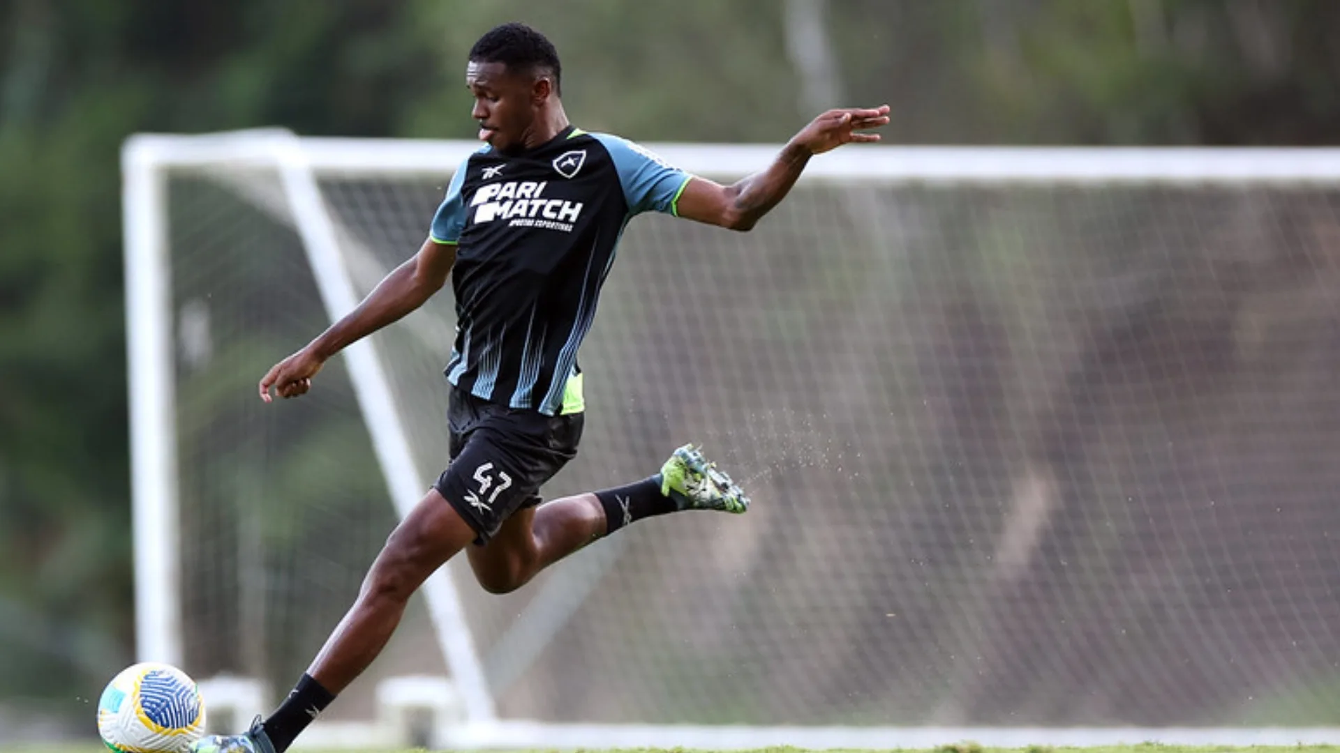 Botafogo encaminha compra de Jeffinho com o Lyon; confira os valores