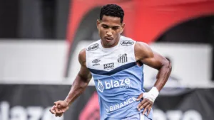Santos e Grêmio entram em acordo por lateral João Lucas; veja os detalhes