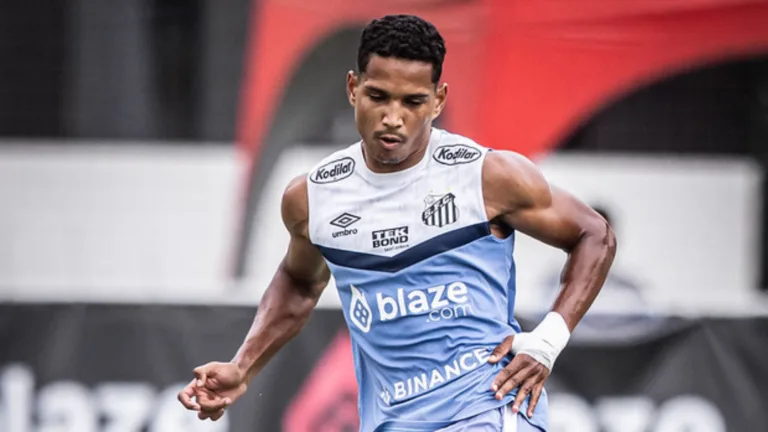 Santos e Grêmio entram em acordo por lateral João Lucas; veja os detalhes