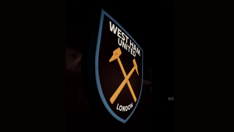 Jogador da Premier League se envolve em grave acidente na Inglaterra