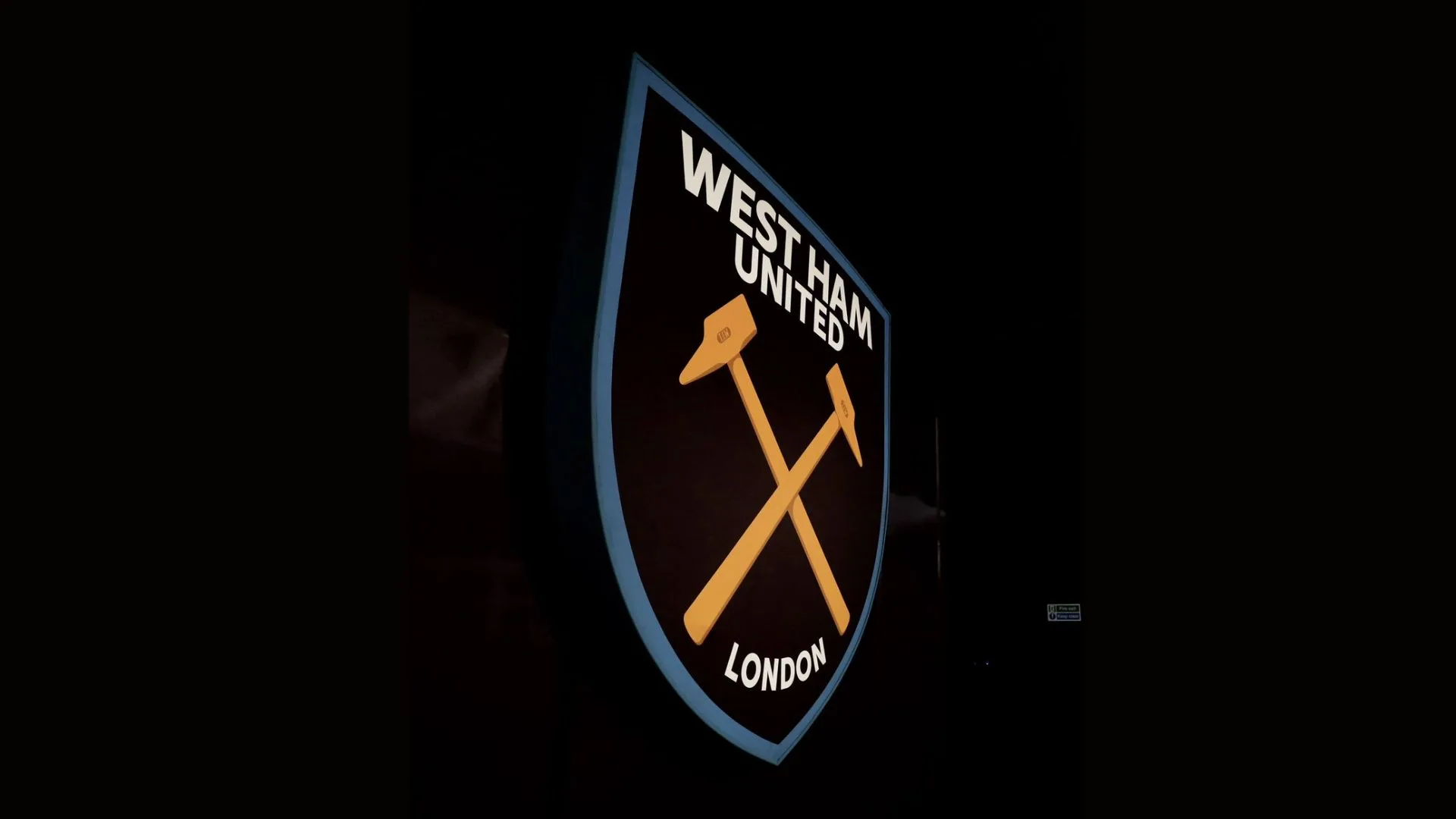 Jogador da Premier League se envolve em grave acidente na Inglaterra