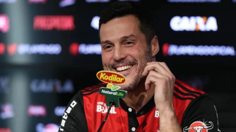Julio Cesar inclui goleiro impressionante em top-3 do mundo: “Poder de decisão”