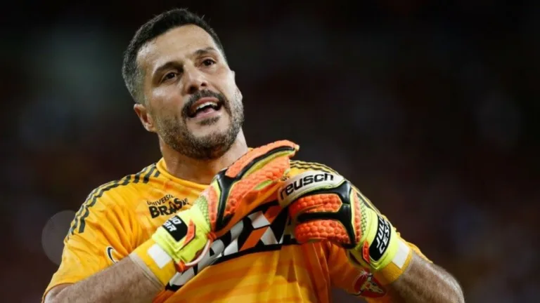 Julio Cesar aponta goleiro “incrível” atuando no futebol brasileiro