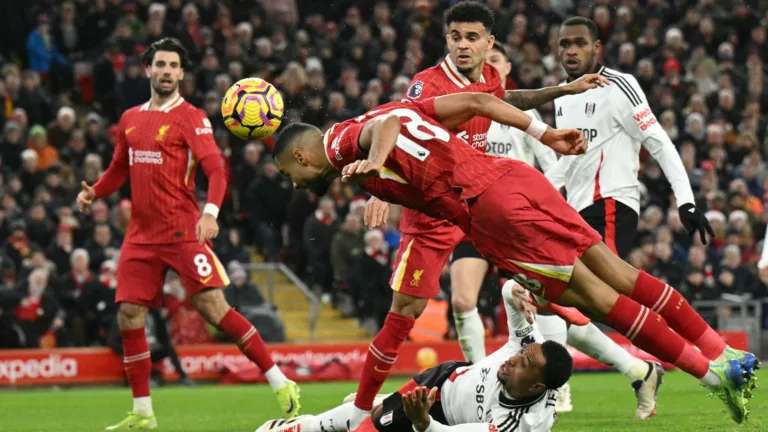 Liverpool sofre com dupla ex-Flamengo, mas arranca empate heróico contra o Fulham