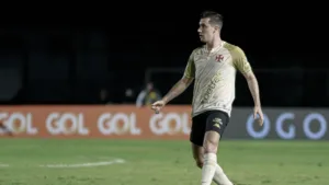 Lucas Piton, do Vasco, elege melhor lateral da história