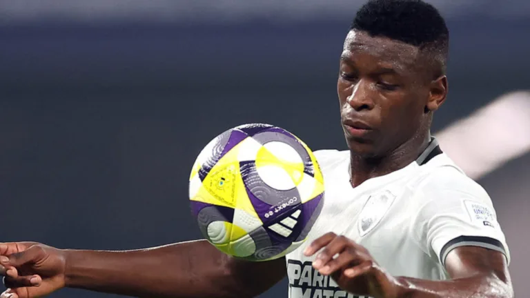 Botafogo liga alerta após investida de time italiano por Luiz Henrique