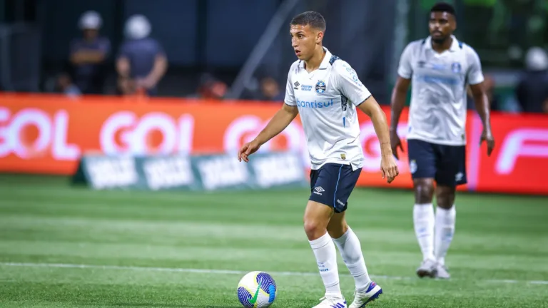 Ainda tem vaga? Veja a lista de jogadores estrangeiros no Grêmio para 2025