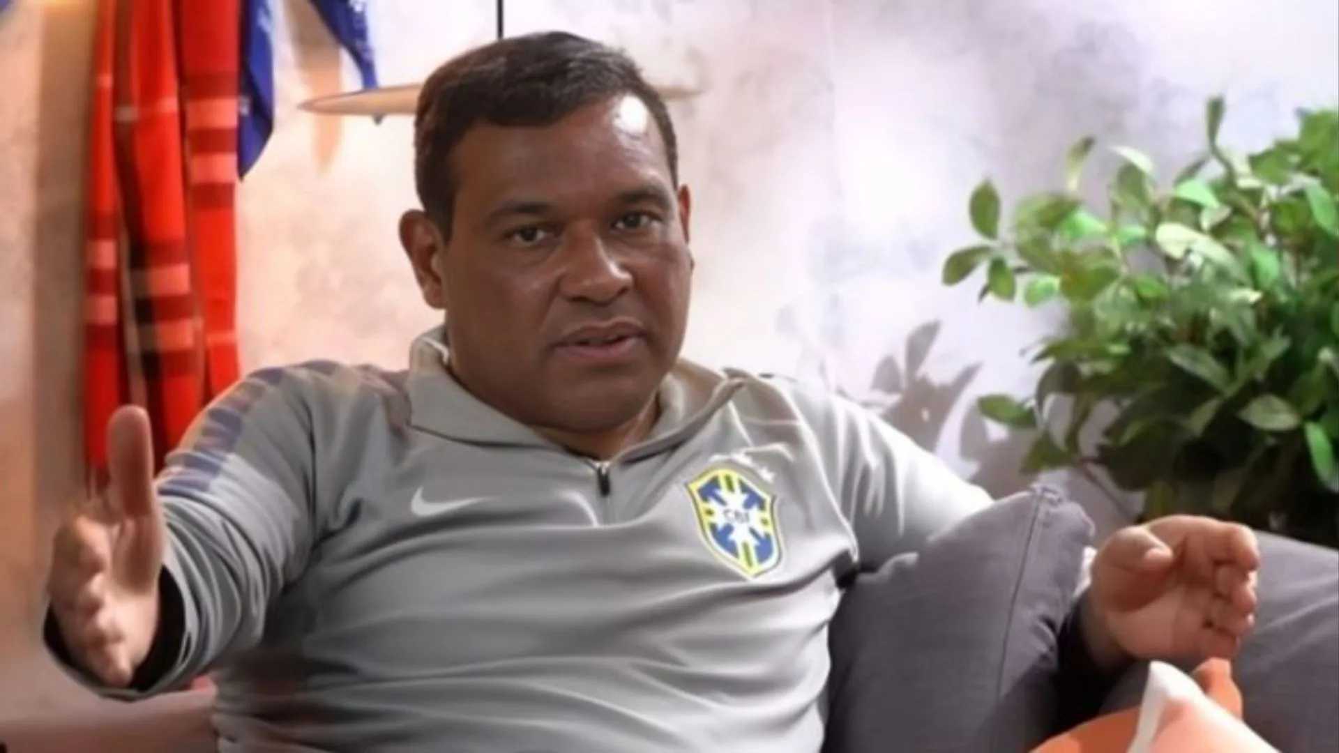 Muller destaca dois grandes cabeceadores do Brasil hoje: ”Pé bom é a cabeça” 