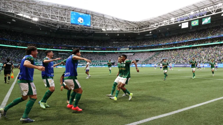 Palmeiras “abre a carteira” e mira outros nomes além de Paulinho no mercado da bola