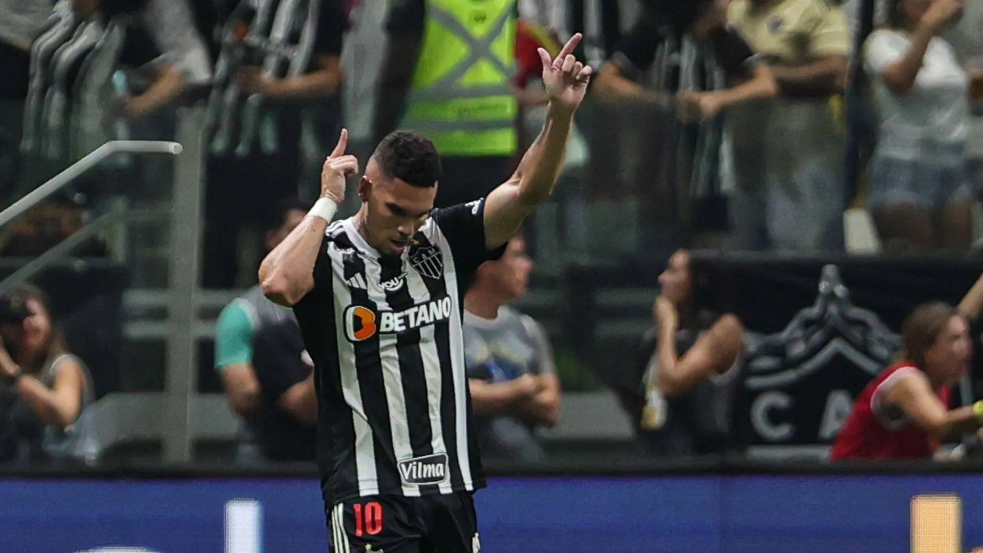 Palmeiras planeja troca de jogadores com Atlético-MG para trazer Paulinho