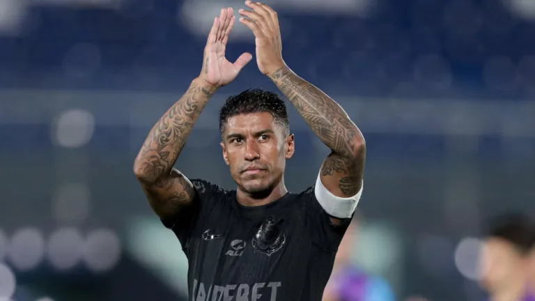 Ex-volante Paulinho abre o jogo sobre a sensação de jogar no Corinthians: “Arrepia”