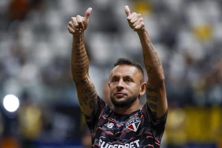 Coritiba anuncia contratação do lateral Rafinha, ex-SPFC