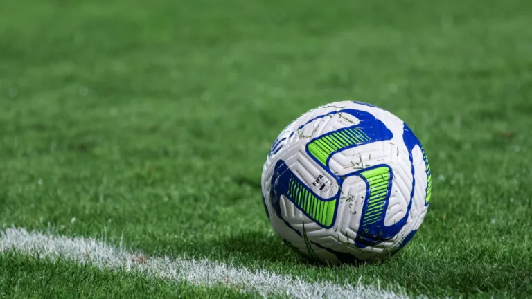 20 jogadores que começam 2025 livres no mercado da bola