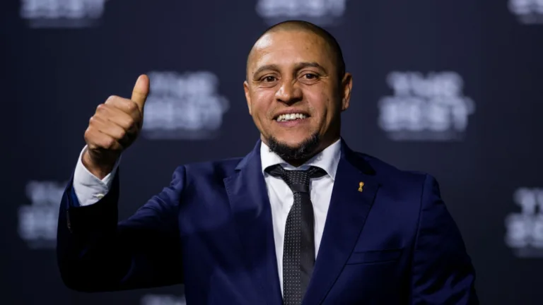 Roberto Carlos banca atacante acima de Ronaldo e revolta torcedores