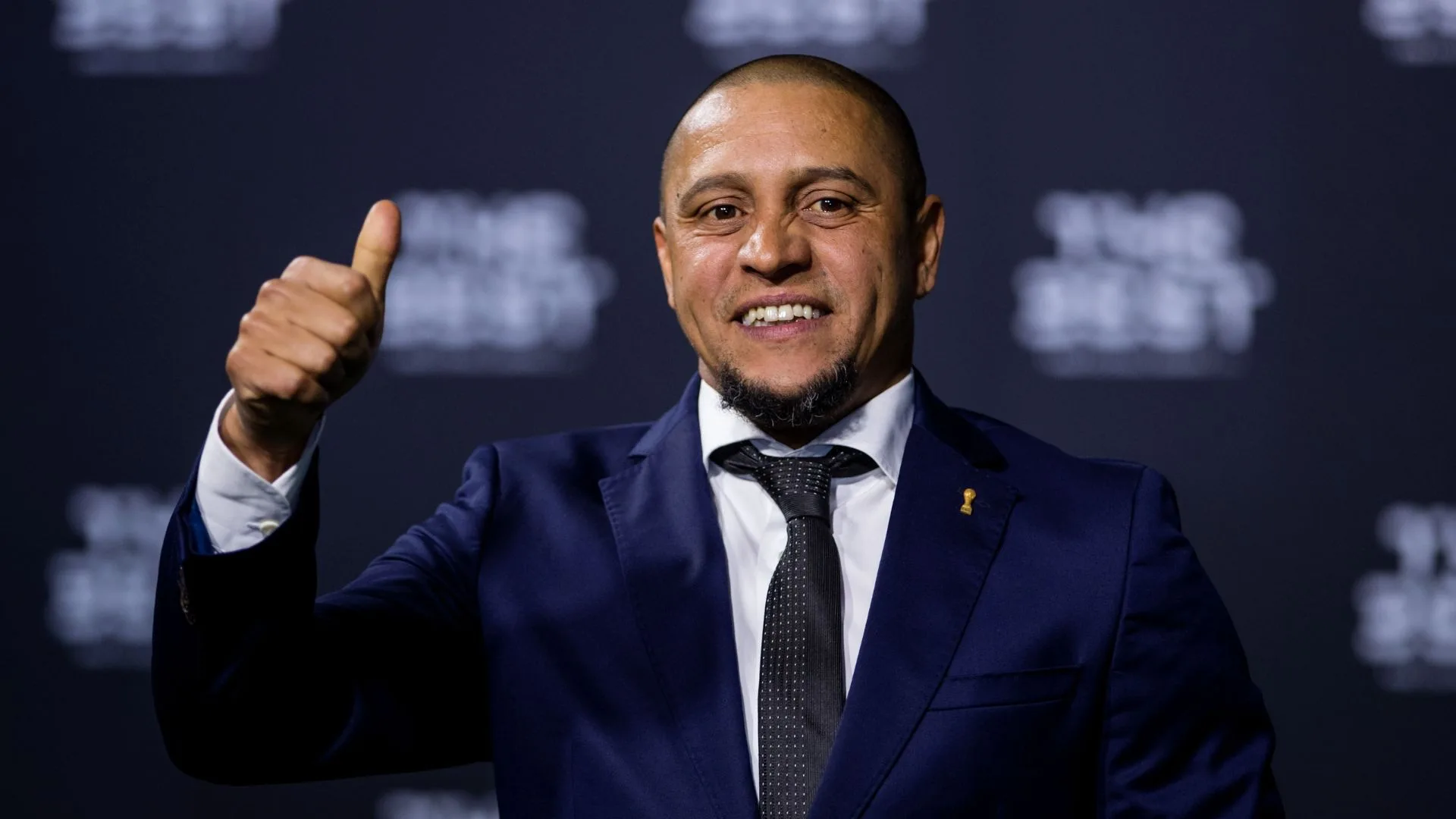 Roberto Carlos banca atacante acima de Ronaldo e revolta torcedores