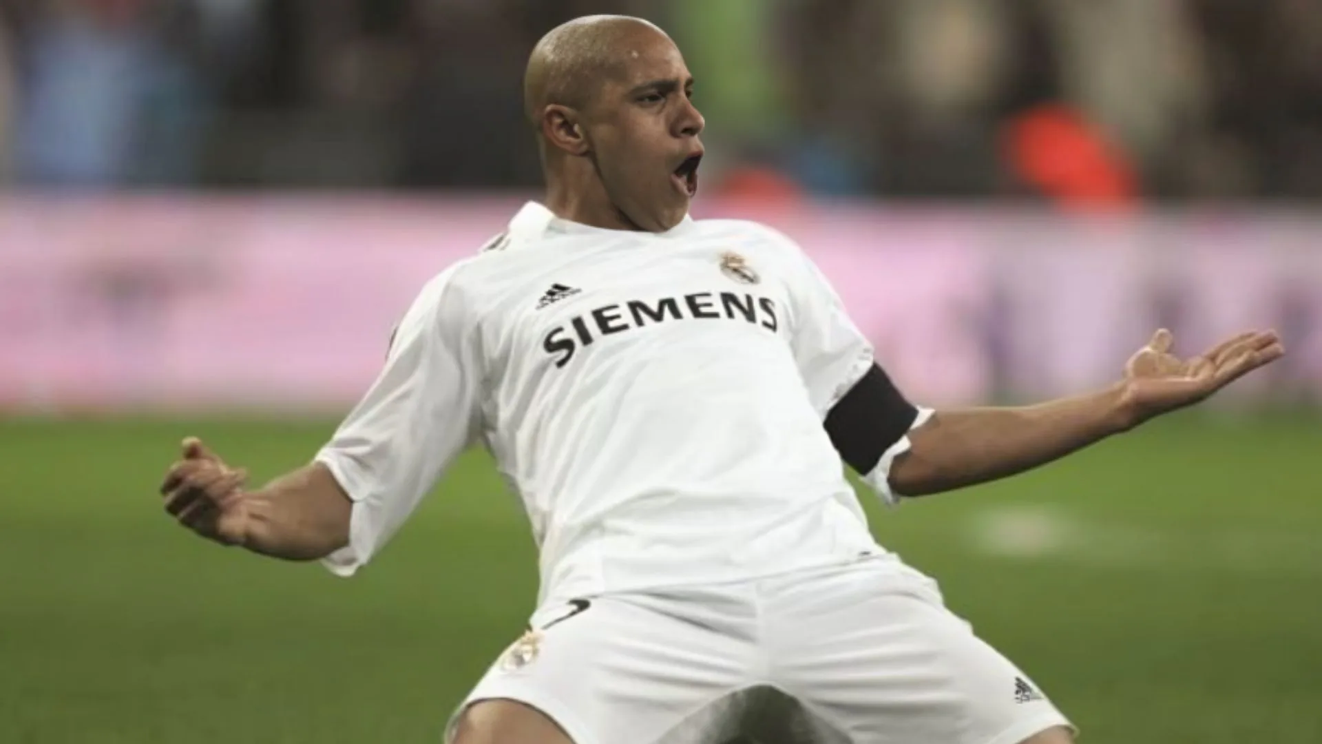 Roberto Carlos elege dois jogadores que “revolucionaram” posição de lateral no futebol