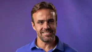 Roger Flores relembra polêmica e manda recado para jogador brasileiro: “Voltou contra você”