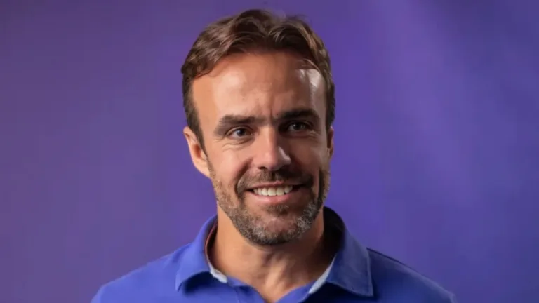 Roger Flores relembra polêmica e manda recado para jogador brasileiro: “Voltou contra você”