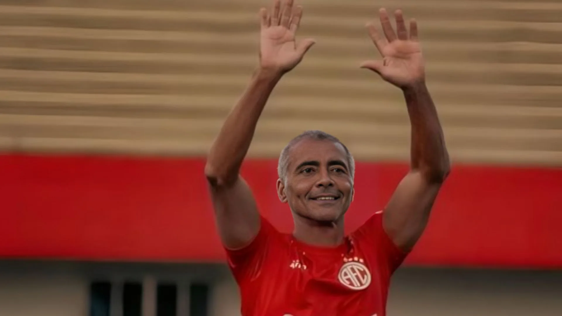 Romário faz convite ao sinalizar técnico extraordinário: “Estou esperando”