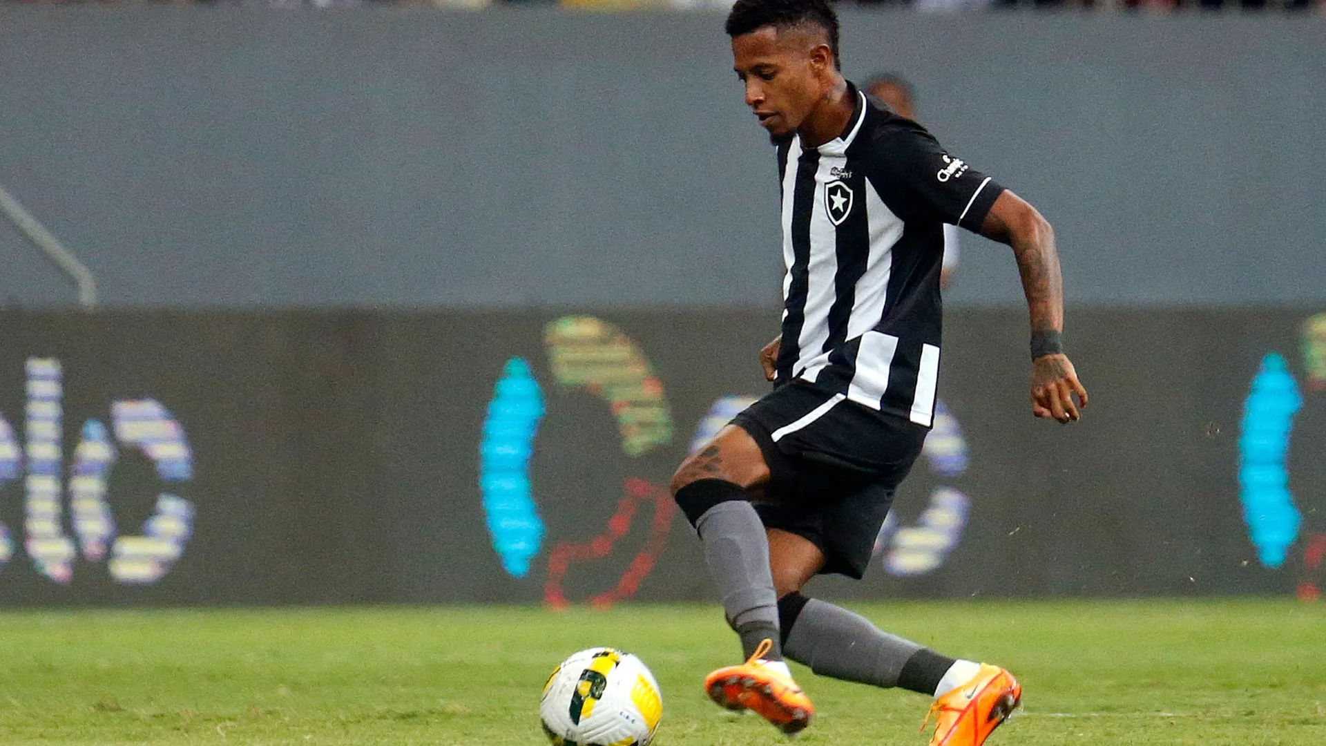 Botafogo homenageia Tchê Tchê, de saída do clube: “O corre é louco”