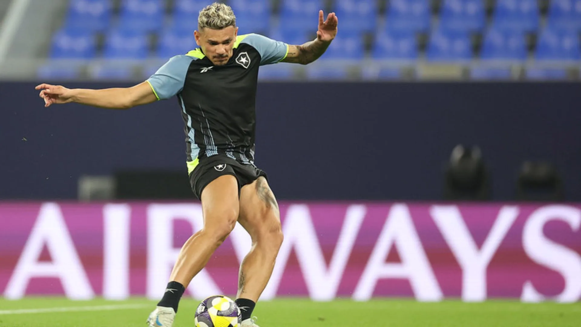 Santos faz sondagem e pode fazer proposta a Tiquinho Soares, do Botafogo