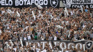 Torcedor do Botafogo vibra ao lado do pai em título da Libertadores: “Presente divino”