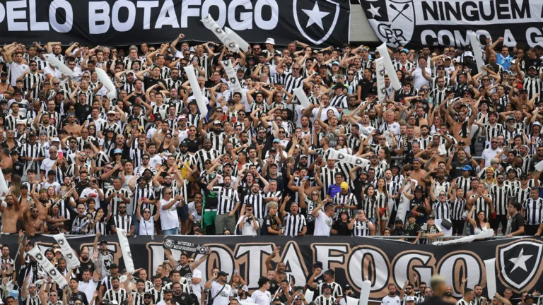 Torcedor do Botafogo vibra ao lado do pai em título da Libertadores: “Presente divino”
