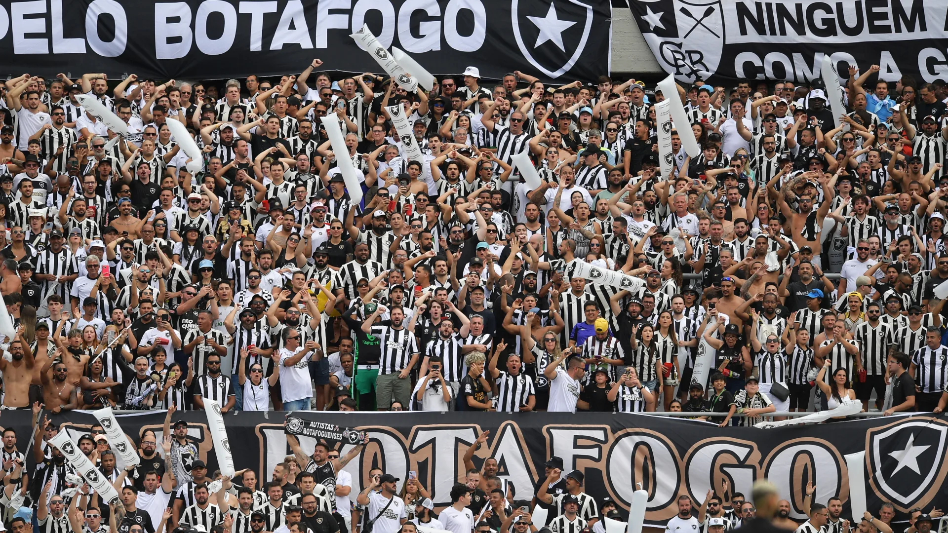 Torcedor do Botafogo vibra ao lado do pai em título da Libertadores: “Presente divino”