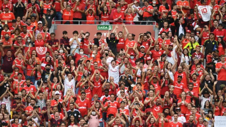 Torcedores do Internacional elegem o Corinthians como o time que menos simpatizam fora do Rio Grande do Sul