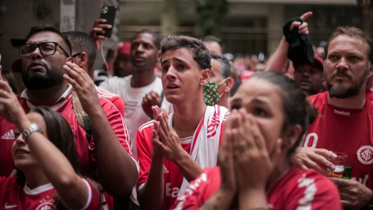 Torcedores do Internacional monitoram ações no mercado da bola; entenda