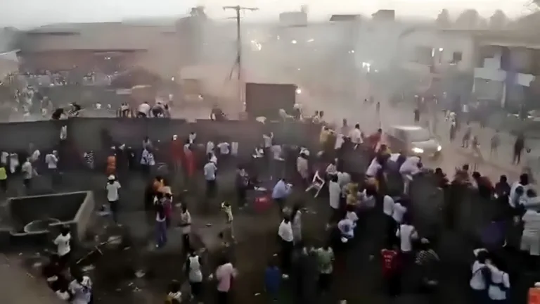 Protesto de torcedores em Guiné contra árbitro resulta em 56 mortes