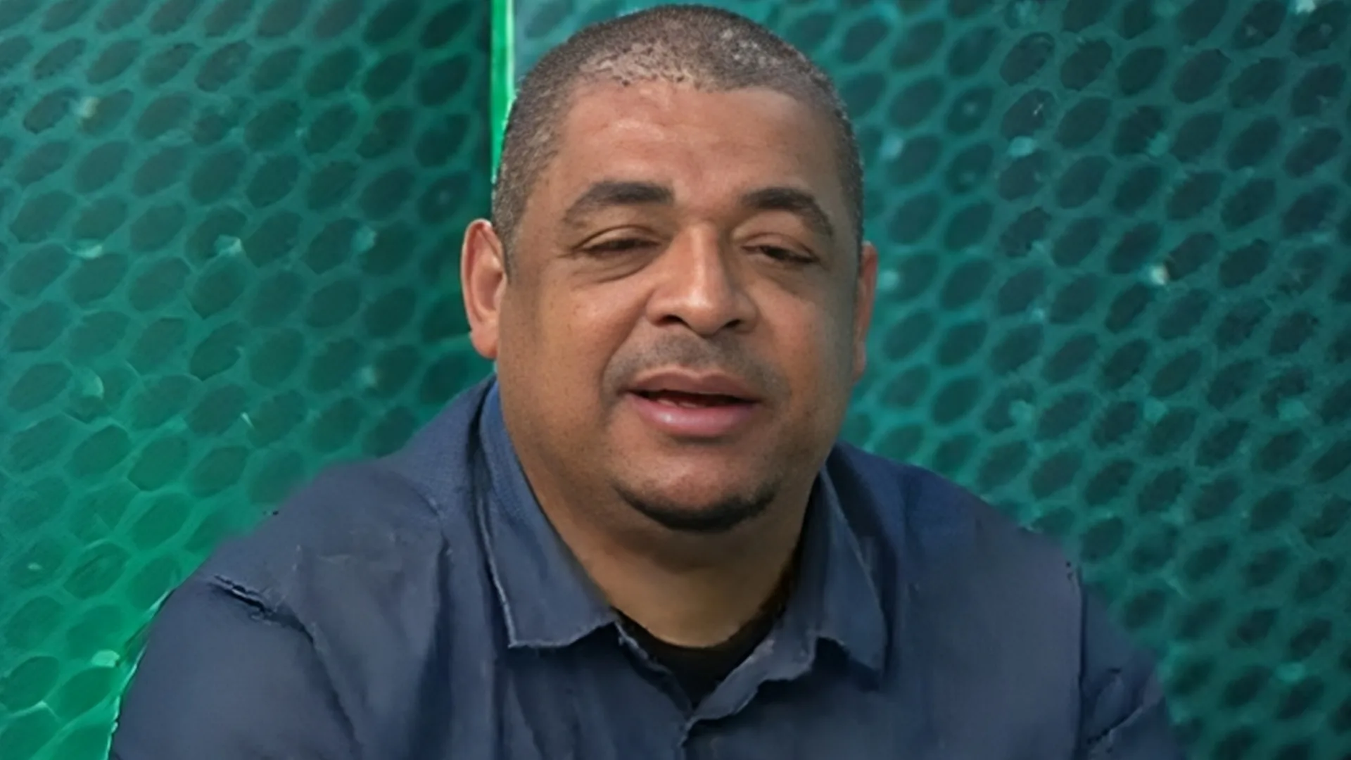 Vampeta descarta Ronaldo e define o melhor jogador que já enfrentou: “Mais que o Fenômeno”