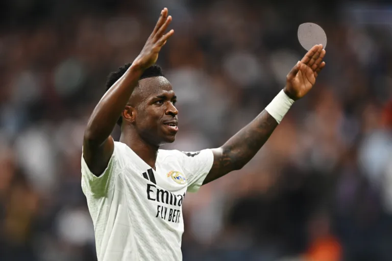 Vinícius Júnior festeja título do Real Madrid e prêmio de melhor do mundo, mas manda recado