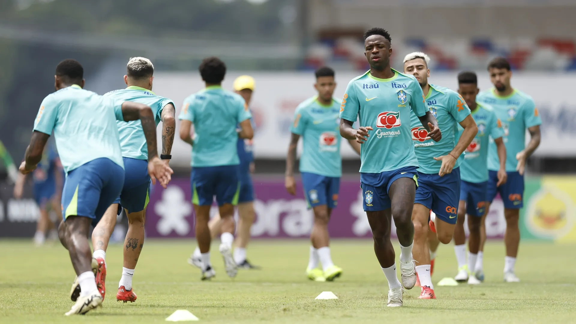 Denílson “escala” seleção brasileira sem Vinícius Júnior entre os titulares: “Hora do pulso firme”